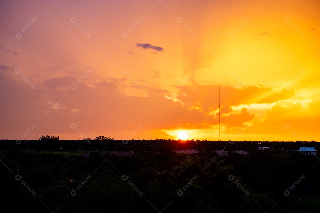 Lindo gradiente suave de luxo com nuvens douradas laranja e luz solar no céu azul perfeito para o fundo