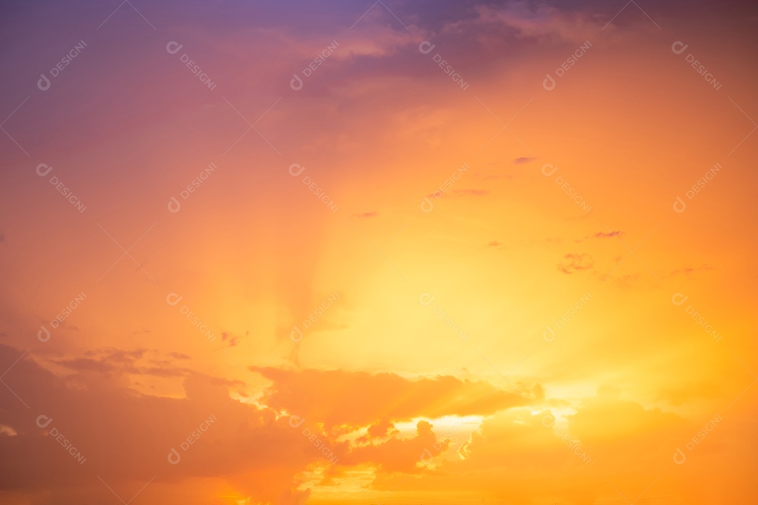 Lindo gradiente suave de luxo com nuvens douradas laranja e luz solar no céu azul perfeito para o fundo