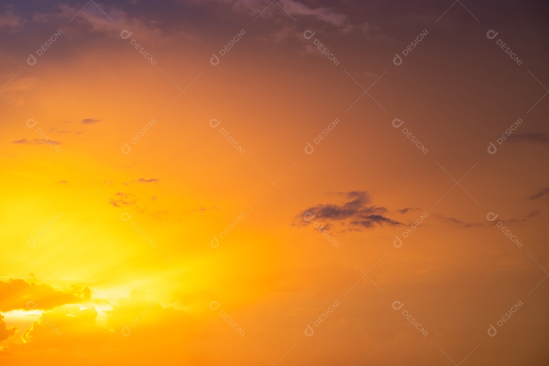 Lindo gradiente suave de luxo com nuvens douradas laranja e luz solar no céu azul perfeito para o fundo