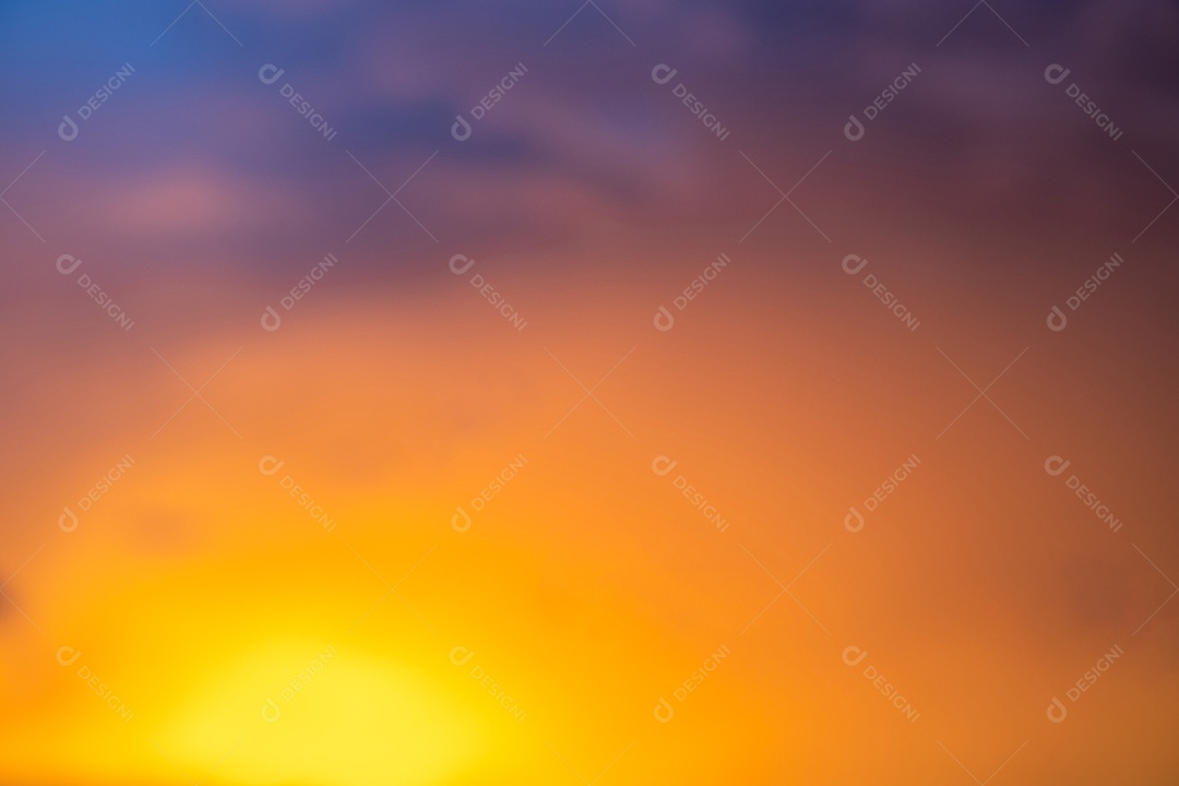 Lindo gradiente suave de luxo com nuvens douradas laranja e luz solar no céu azul perfeito para o fundo