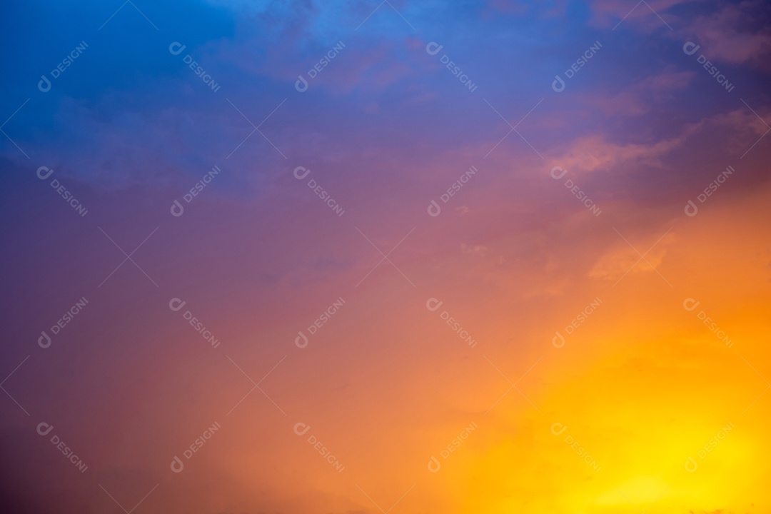 Lindo gradiente suave de luxo com nuvens douradas laranja e luz solar no céu azul perfeito para o fundo