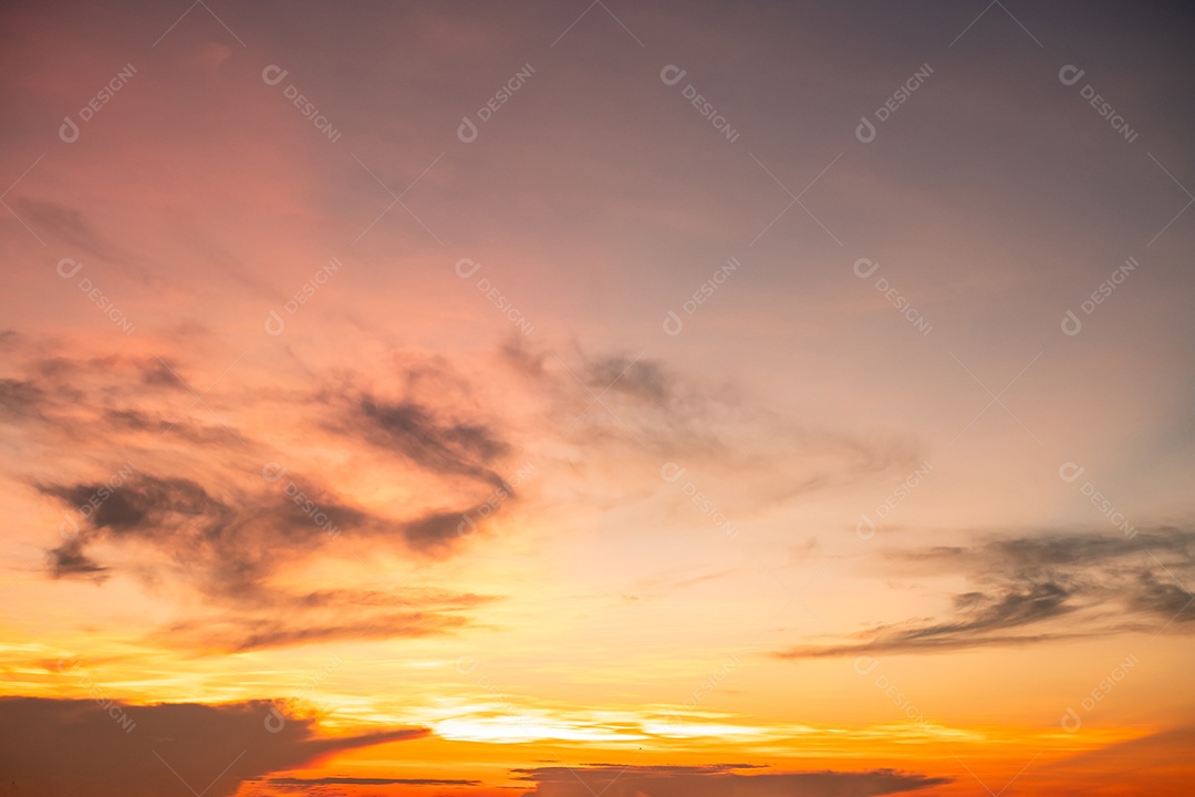 Lindo gradiente suave de luxo com nuvens douradas laranja e luz solar no céu azul perfeito para o fundo