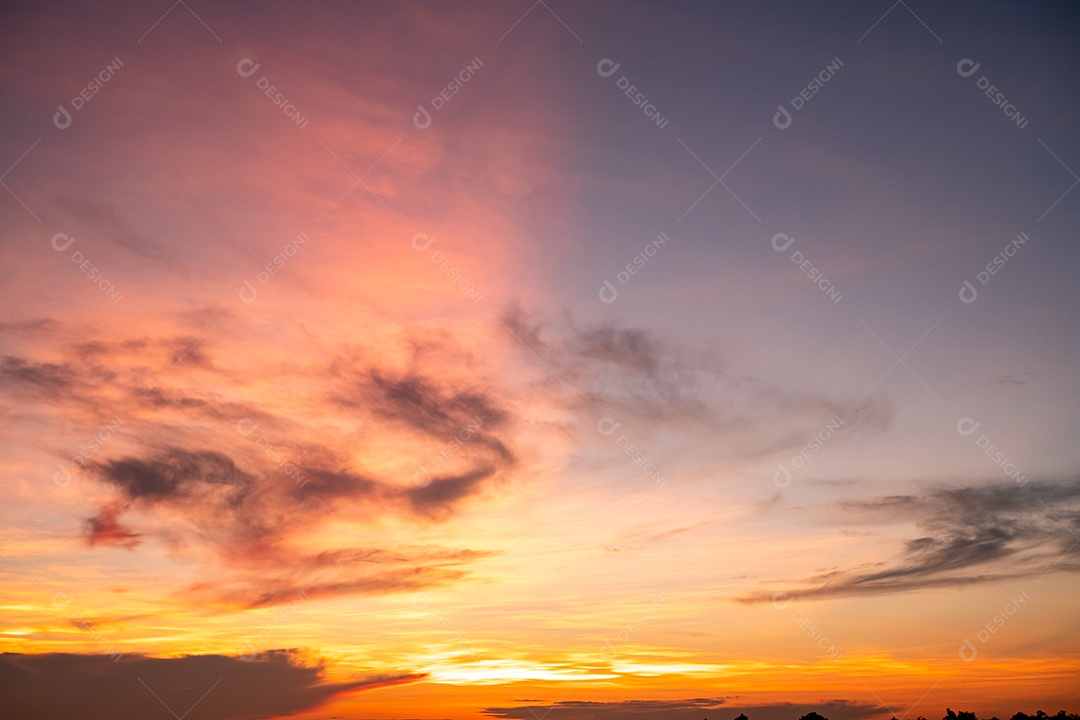 Lindo gradiente suave de luxo com nuvens douradas laranja e luz solar no céu azul perfeito para o fundo