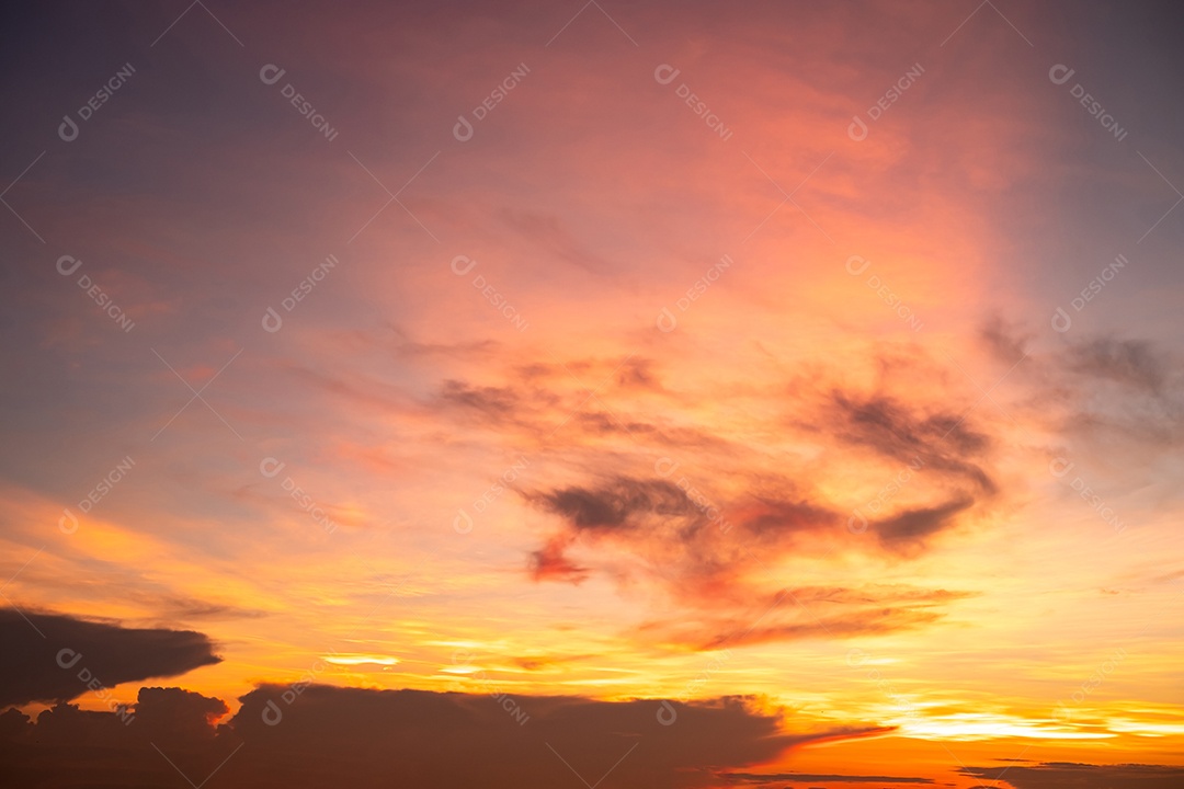 Lindo gradiente suave de luxo com nuvens douradas laranja e luz solar no céu azul perfeito para o fundo