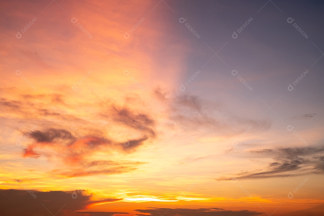 Lindo gradiente suave de luxo com nuvens douradas laranja e luz solar no céu azul perfeito para o fundo