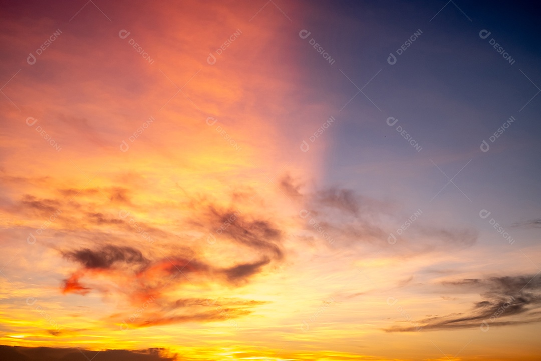 Lindo gradiente suave de luxo com nuvens douradas laranja e luz solar no céu azul perfeito para o fundo