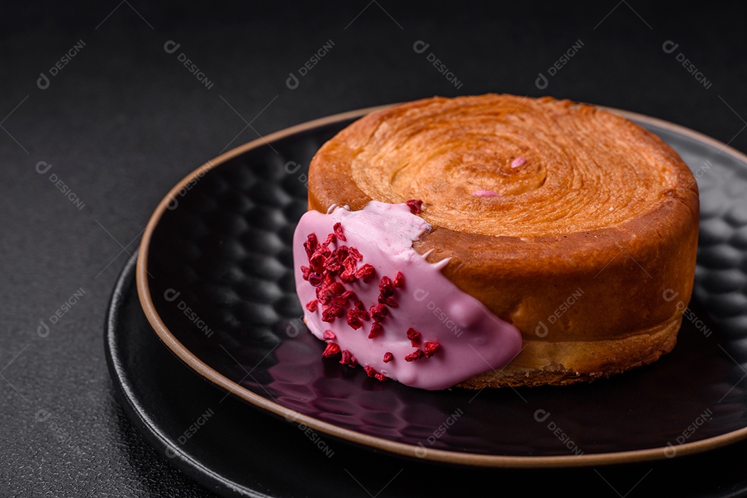 Croissant redondo de massa folhada com recheio de framboesa ou rolo de Nova Iorque sobre fundo escuro de concreto