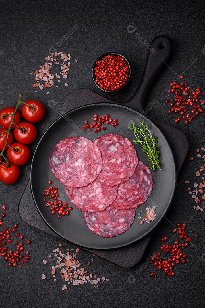 Deliciosos legumes grelhados, abobrinha, berinjela, pimentão e cogumelos com sal, especiarias e ervas sobre um fundo escuro de concreto