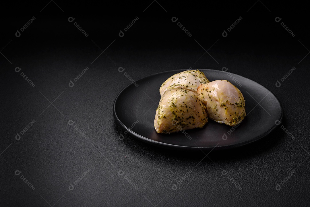 Deliciosos legumes grelhados, abobrinha, berinjela, pimentão e cogumelos com sal, especiarias e ervas sobre um fundo escuro de concreto