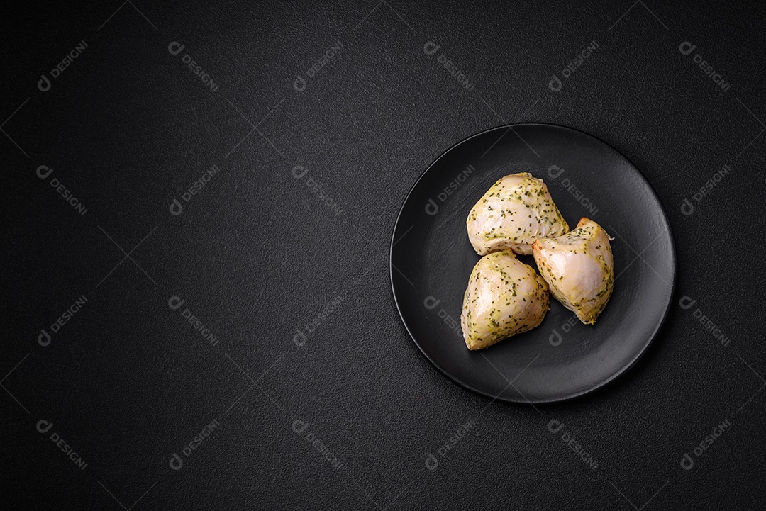 Deliciosos legumes grelhados, abobrinha, berinjela, pimentão e cogumelos com sal, especiarias e ervas sobre um fundo escuro de concreto