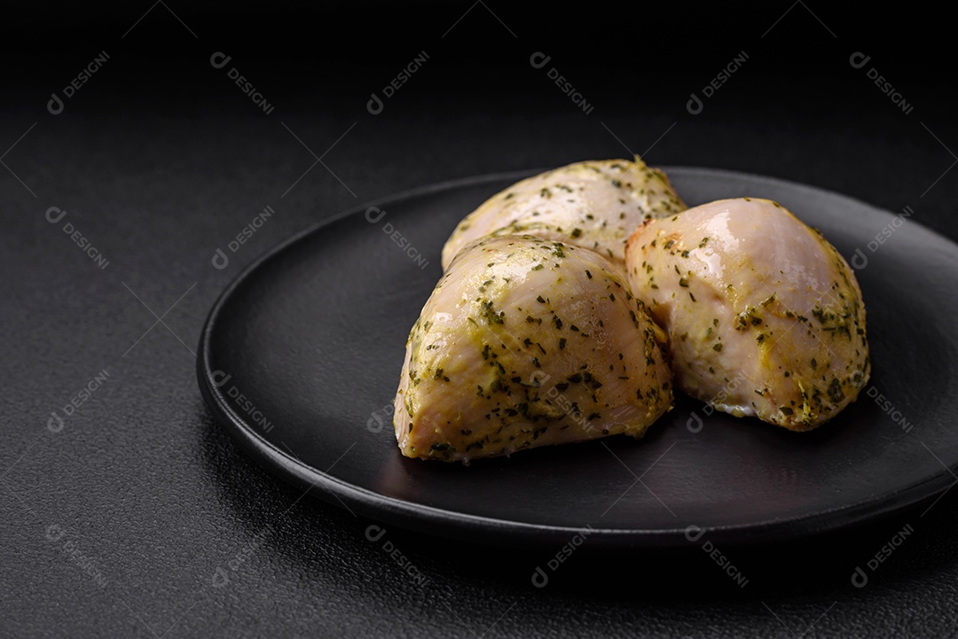 Deliciosos legumes grelhados, abobrinha, berinjela, pimentão e cogumelos com sal, especiarias e ervas sobre um fundo escuro de concreto