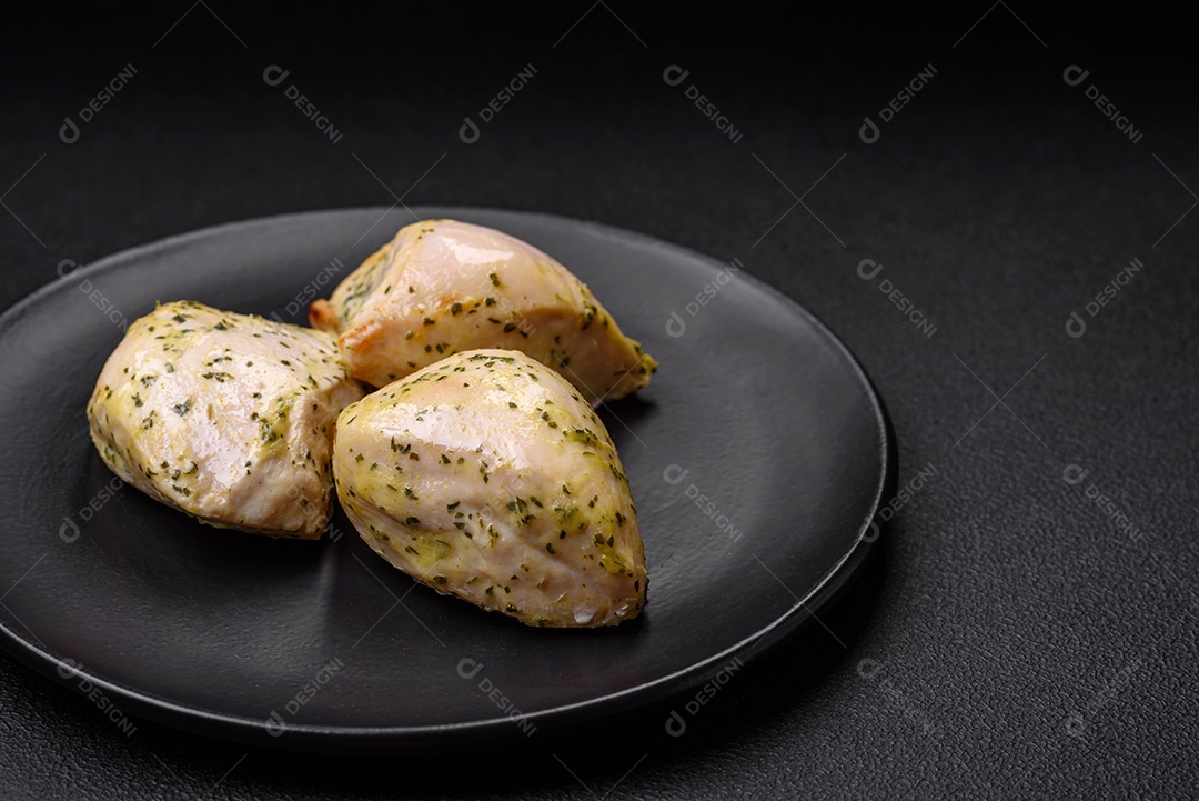 Deliciosos legumes grelhados, abobrinha, berinjela, pimentão e cogumelos com sal, especiarias e ervas sobre um fundo escuro de concreto