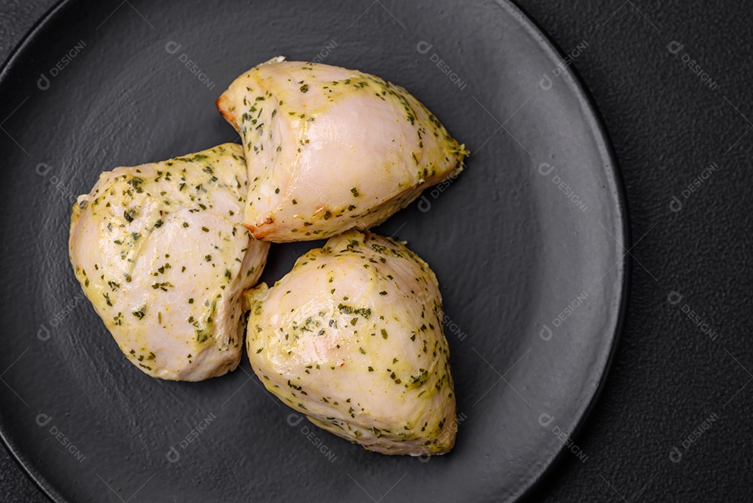 Deliciosos legumes grelhados, abobrinha, berinjela, pimentão e cogumelos com sal, especiarias e ervas sobre um fundo escuro de concreto