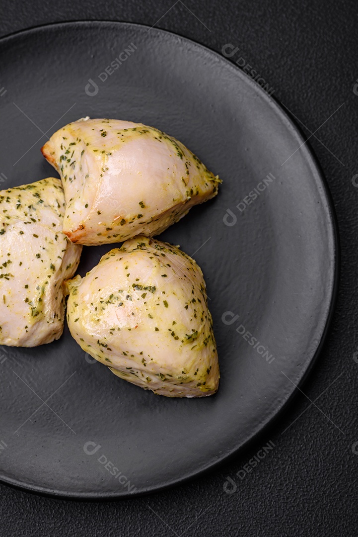 Deliciosos legumes grelhados, abobrinha, berinjela, pimentão e cogumelos com sal, especiarias e ervas sobre um fundo escuro de concreto