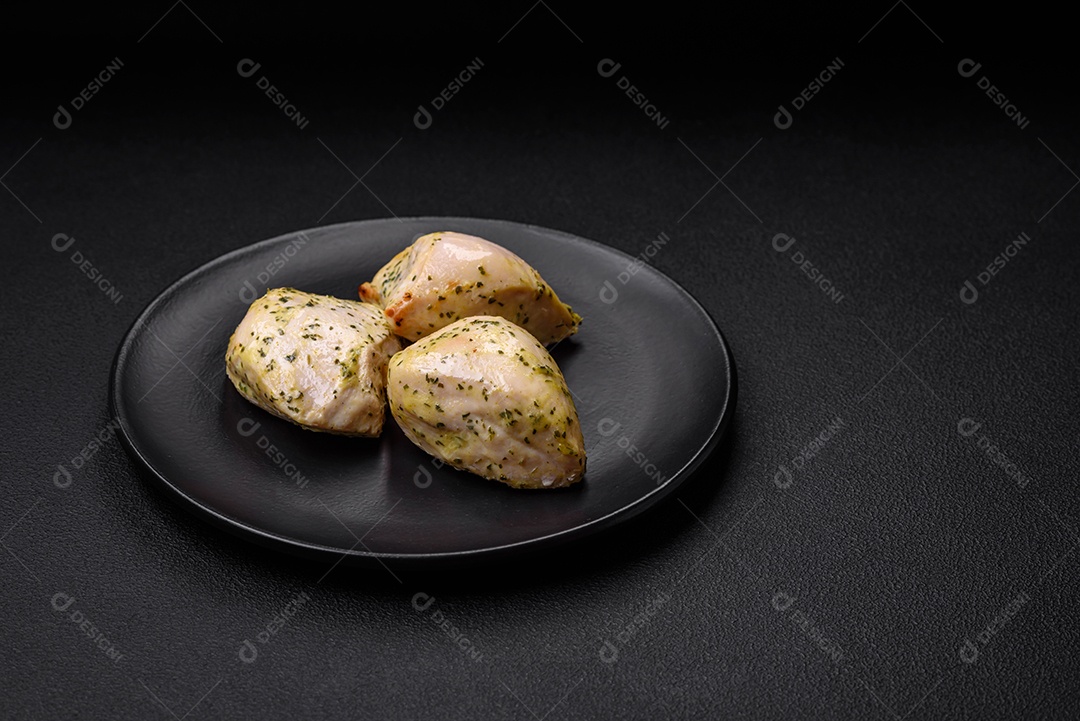 Deliciosos legumes grelhados, abobrinha, berinjela, pimentão e cogumelos com sal, especiarias e ervas sobre um fundo escuro de concreto