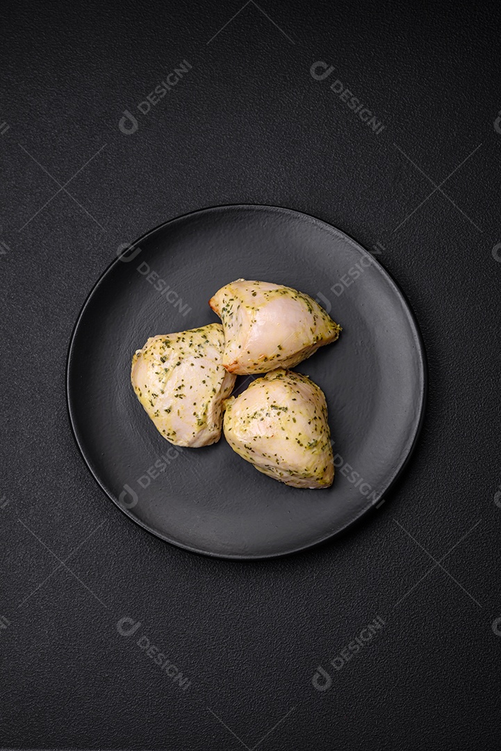 Deliciosos legumes grelhados, abobrinha, berinjela, pimentão e cogumelos com sal, especiarias e ervas sobre um fundo escuro de concreto