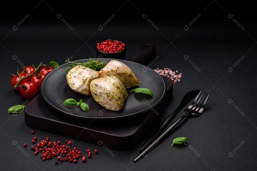 Deliciosos legumes grelhados, abobrinha, berinjela, pimentão e cogumelos com sal, especiarias e ervas sobre um fundo escuro de concreto