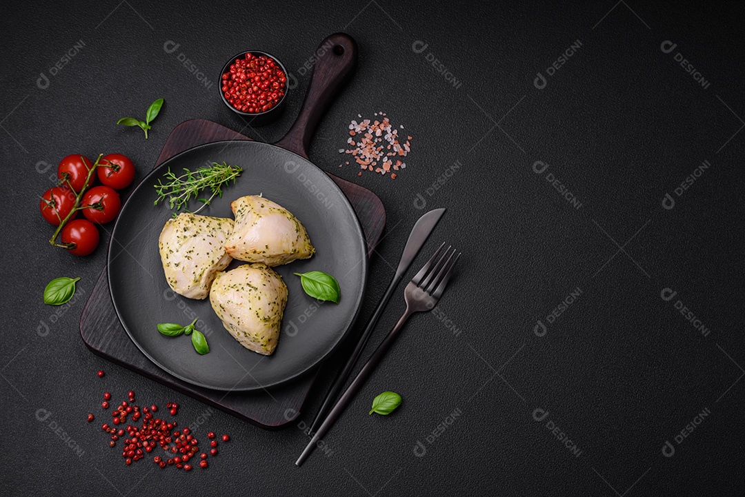 Deliciosos legumes grelhados, abobrinha, berinjela, pimentão e cogumelos com sal, especiarias e ervas sobre um fundo escuro de concreto