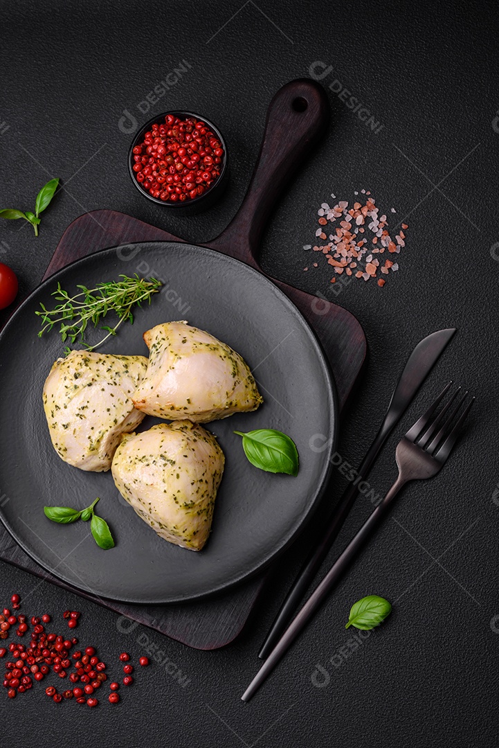 Deliciosos legumes grelhados, abobrinha, berinjela, pimentão e cogumelos com sal, especiarias e ervas sobre um fundo escuro de concreto