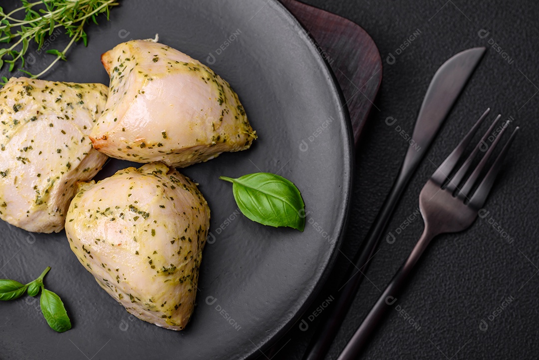 Deliciosos legumes grelhados, abobrinha, berinjela, pimentão e cogumelos com sal, especiarias e ervas sobre um fundo escuro de concreto