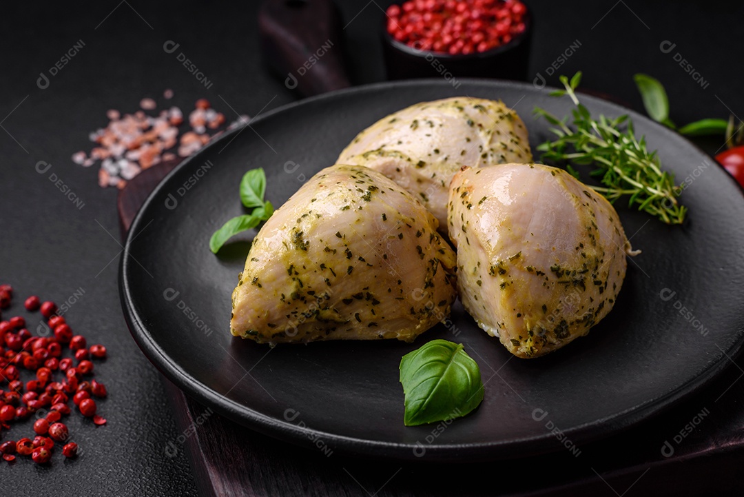 Deliciosos legumes grelhados, abobrinha, berinjela, pimentão e cogumelos com sal, especiarias e ervas sobre um fundo escuro de concreto