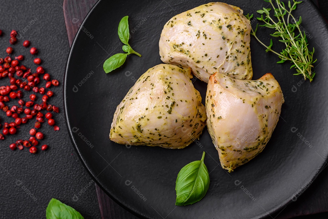 Deliciosos legumes grelhados, abobrinha, berinjela, pimentão e cogumelos com sal, especiarias e ervas sobre um fundo escuro de concreto