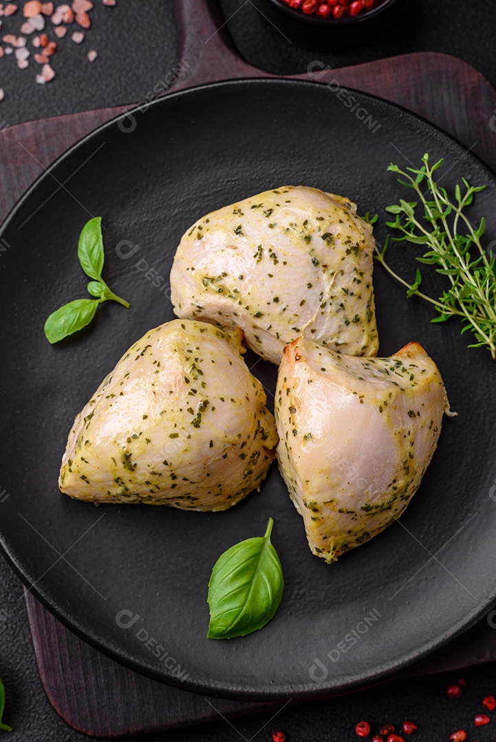 Deliciosos legumes grelhados, abobrinha, berinjela, pimentão e cogumelos com sal, especiarias e ervas sobre um fundo escuro de concreto