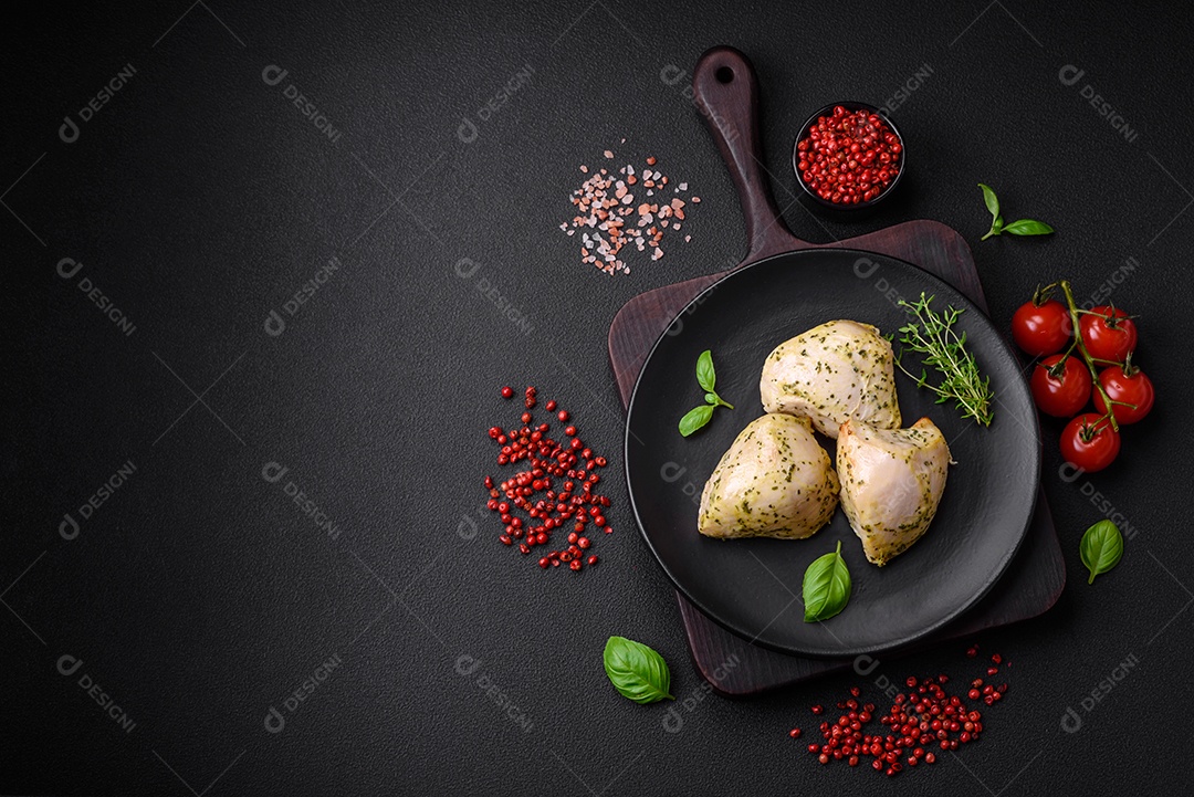 Deliciosos legumes grelhados, abobrinha, berinjela, pimentão e cogumelos com sal, especiarias e ervas sobre um fundo escuro de concreto