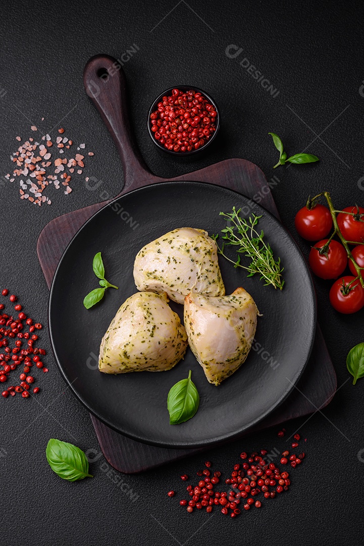 Deliciosos legumes grelhados, abobrinha, berinjela, pimentão e cogumelos com sal, especiarias e ervas sobre um fundo escuro de concreto