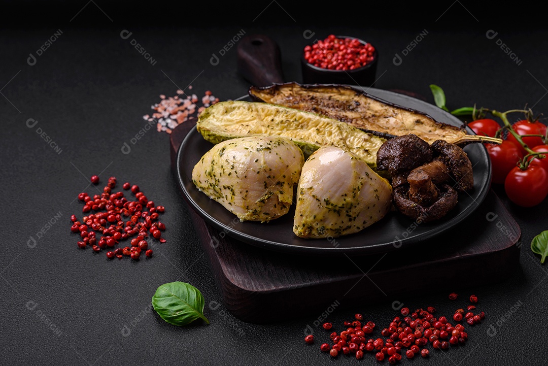 Deliciosos legumes grelhados, abobrinha, berinjela, pimentão e cogumelos com sal, especiarias e ervas sobre um fundo escuro de concreto