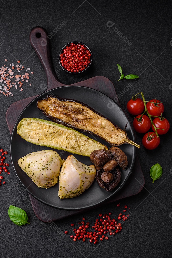 Deliciosos legumes grelhados, abobrinha, berinjela, pimentão e cogumelos com sal, especiarias e ervas sobre um fundo escuro de concreto