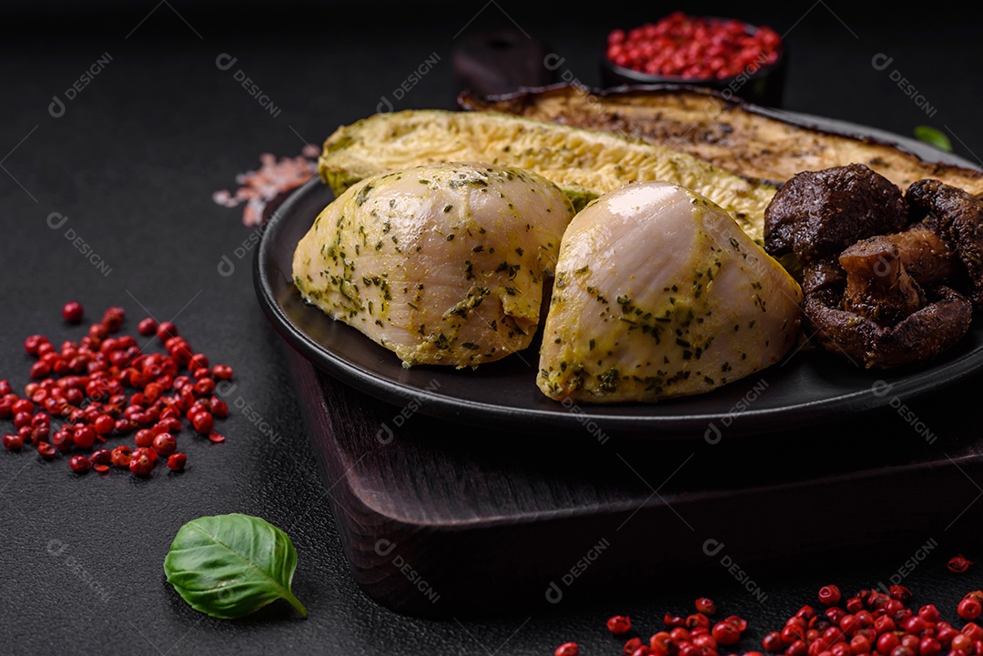 Deliciosos legumes grelhados, abobrinha, berinjela, pimentão e cogumelos com sal, especiarias e ervas sobre um fundo escuro de concreto