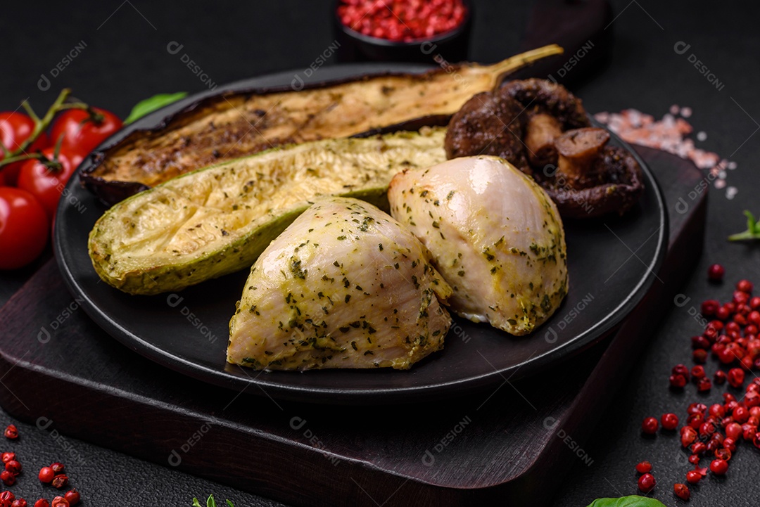 Deliciosos legumes grelhados, abobrinha, berinjela, pimentão e cogumelos com sal, especiarias e ervas sobre um fundo escuro de concreto