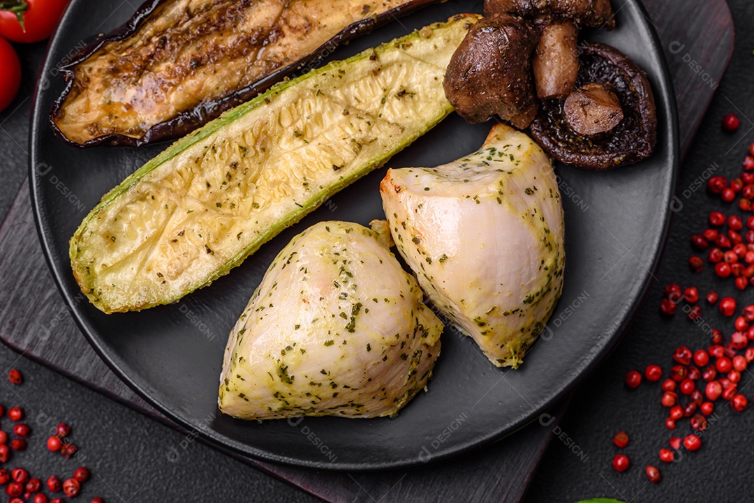 Deliciosos legumes grelhados, abobrinha, berinjela, pimentão e cogumelos com sal, especiarias e ervas sobre um fundo escuro de concreto