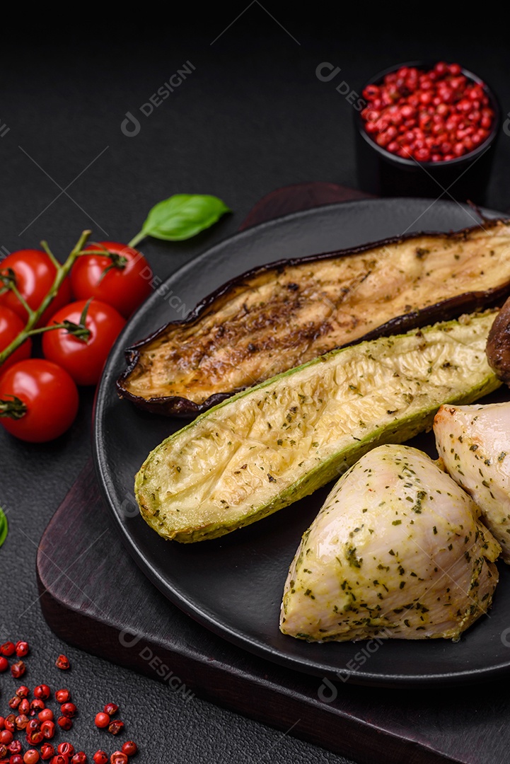 Deliciosos legumes grelhados, abobrinha, berinjela, pimentão e cogumelos com sal, especiarias e ervas sobre um fundo escuro de concreto