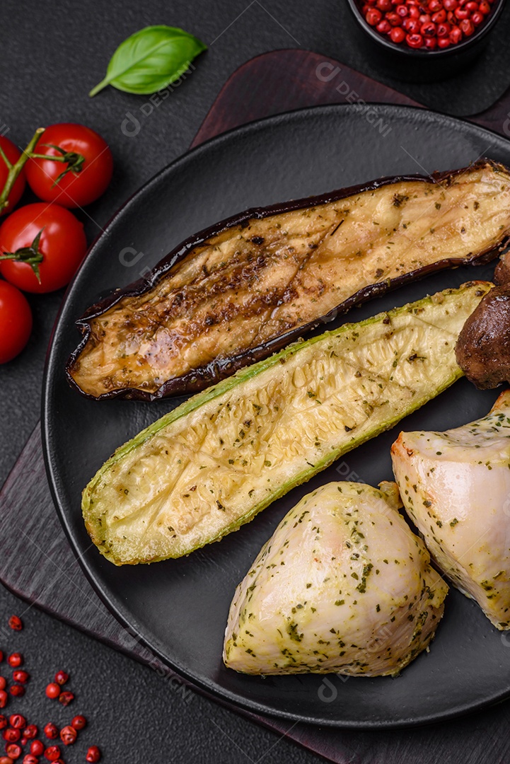 Deliciosos legumes grelhados, abobrinha, berinjela, pimentão e cogumelos com sal, especiarias e ervas sobre um fundo escuro de concreto