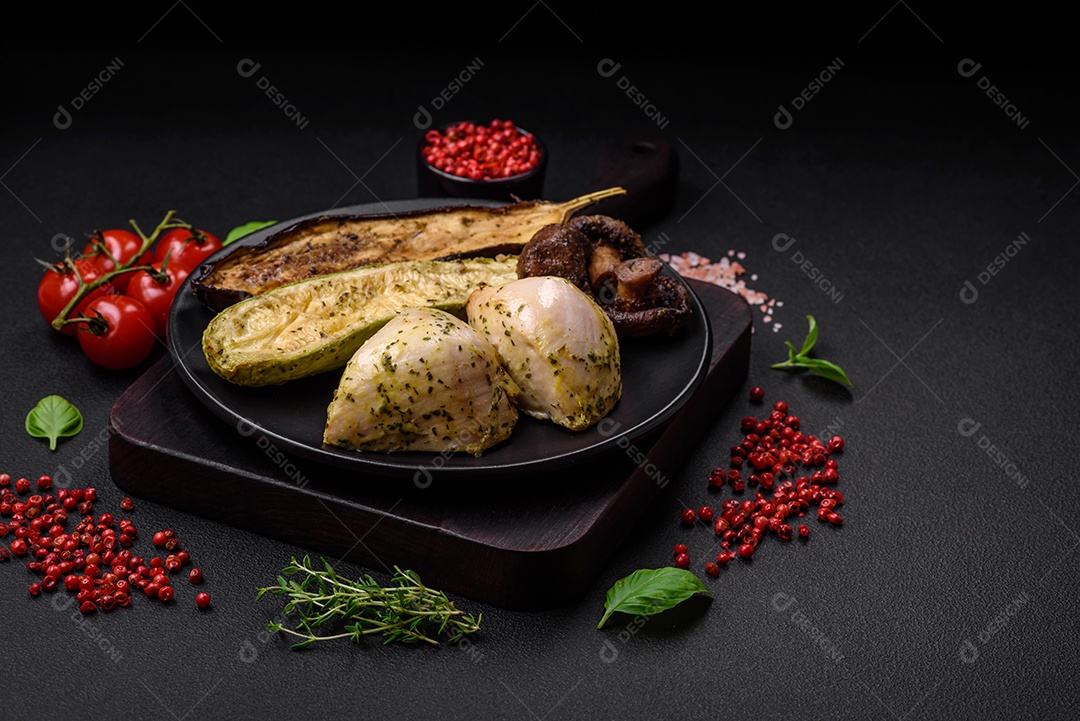 Deliciosos legumes grelhados, abobrinha, berinjela, pimentão e cogumelos com sal, especiarias e ervas sobre um fundo escuro de concreto