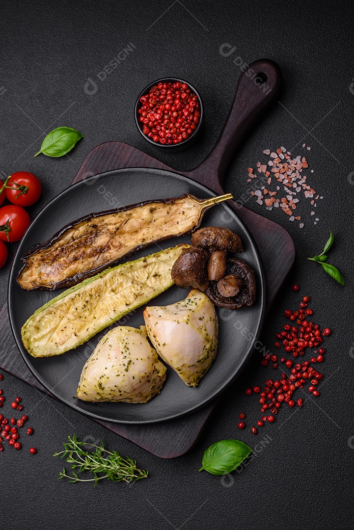 Deliciosos legumes grelhados, abobrinha, berinjela, pimentão e cogumelos com sal, especiarias e ervas sobre um fundo escuro de concreto