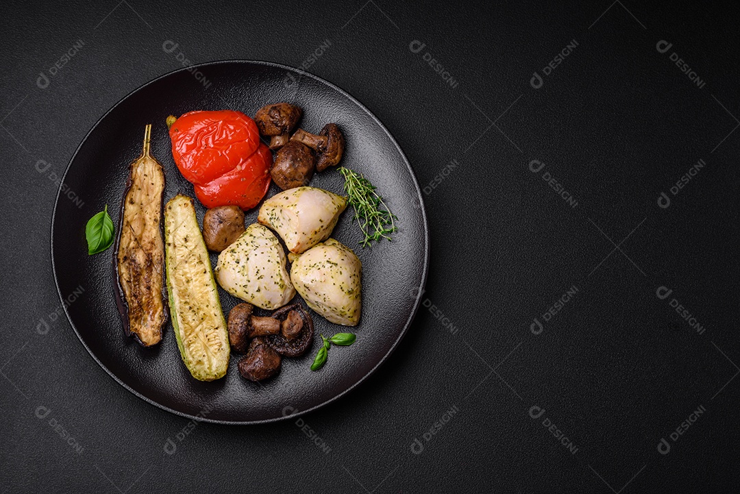 Deliciosos legumes grelhados, abobrinha, berinjela, pimentão e cogumelos com sal, especiarias e ervas sobre um fundo escuro de concreto