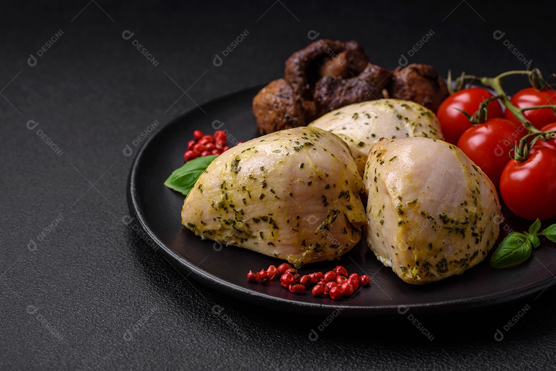 Deliciosos legumes grelhados, abobrinha, berinjela, pimentão e cogumelos com sal, especiarias e ervas sobre um fundo escuro de concreto