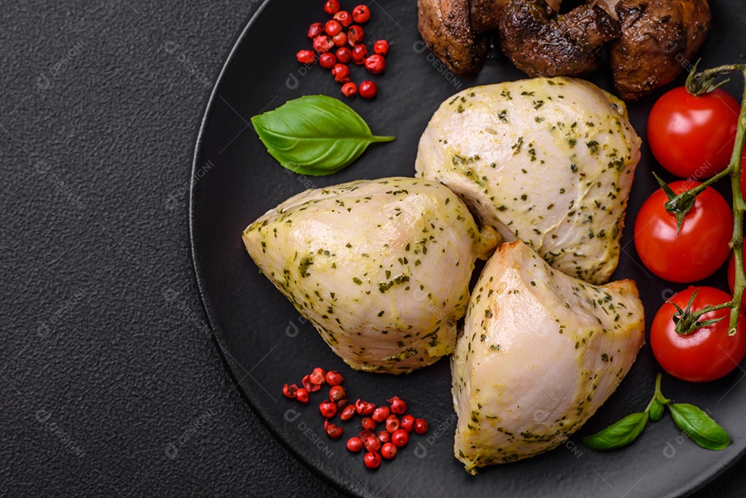 Deliciosos legumes grelhados, abobrinha, berinjela, pimentão e cogumelos com sal, especiarias e ervas sobre um fundo escuro de concreto