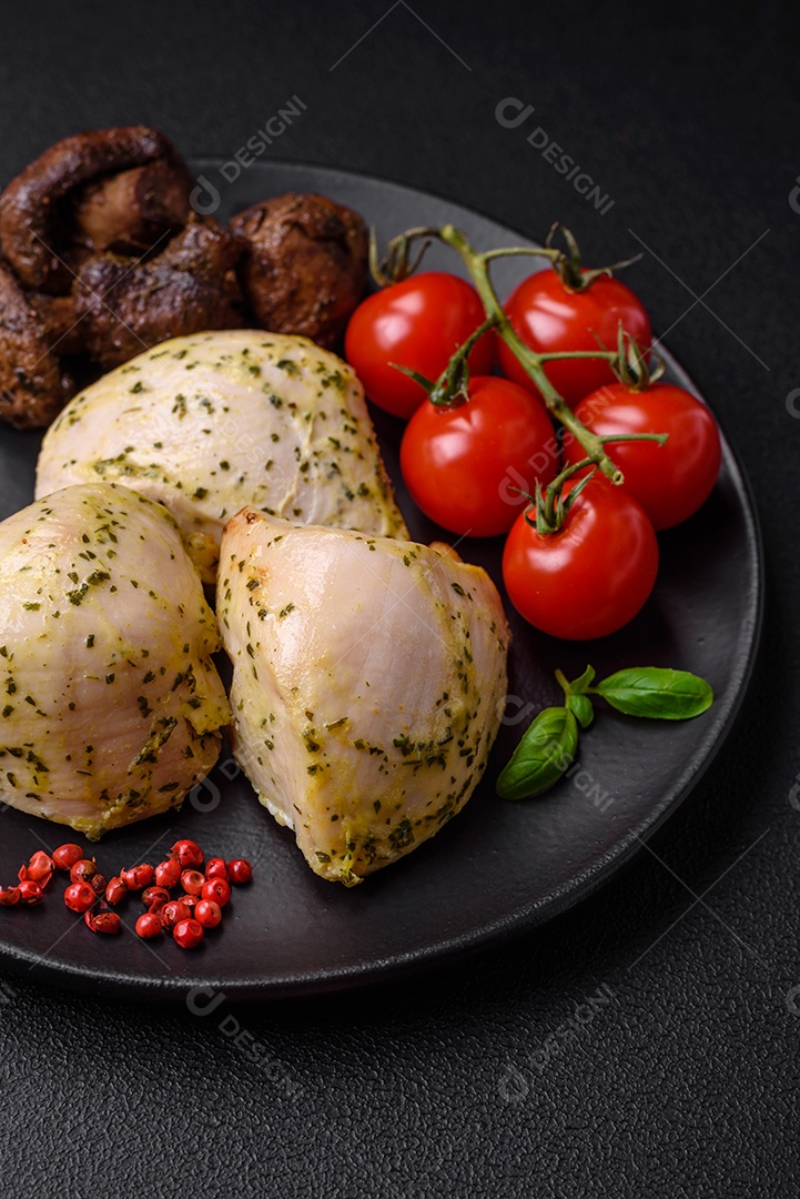 Deliciosos legumes grelhados, abobrinha, berinjela, pimentão e cogumelos com sal, especiarias e ervas sobre um fundo escuro de concreto