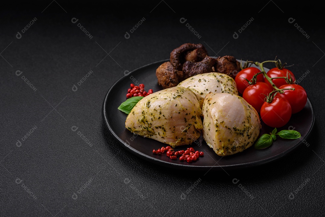 Deliciosos legumes grelhados, abobrinha, berinjela, pimentão e cogumelos com sal, especiarias e ervas sobre um fundo escuro de concreto