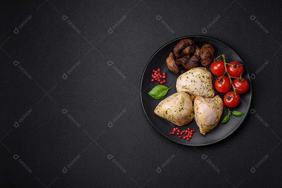 Deliciosos legumes grelhados, abobrinha, berinjela, pimentão e cogumelos com sal, especiarias e ervas sobre um fundo escuro de concreto