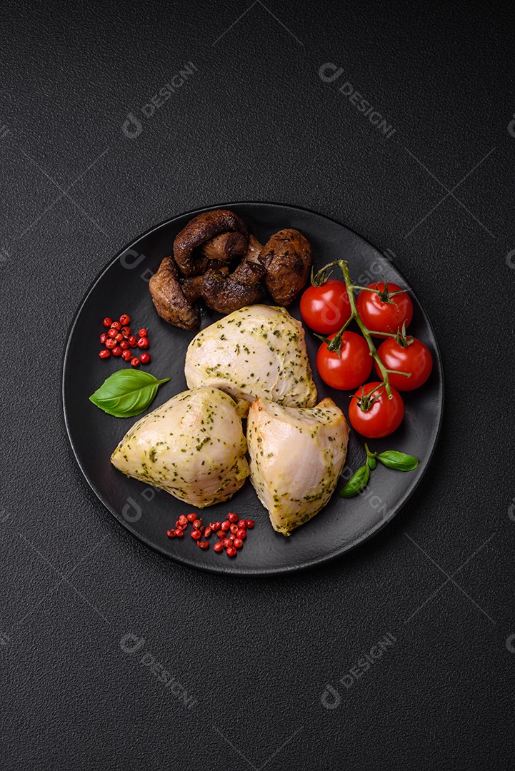 Deliciosos legumes grelhados, abobrinha, berinjela, pimentão e cogumelos com sal, especiarias e ervas sobre um fundo escuro de concreto