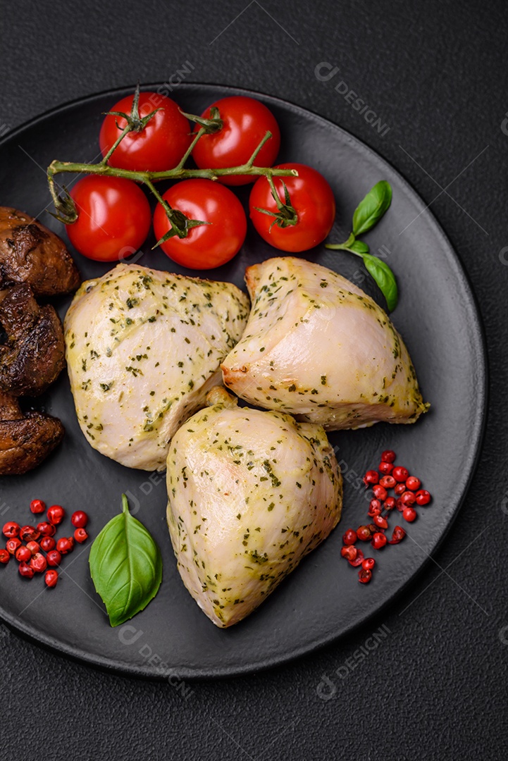 Deliciosos legumes grelhados, abobrinha, berinjela, pimentão e cogumelos com sal, especiarias e ervas sobre um fundo escuro de concreto