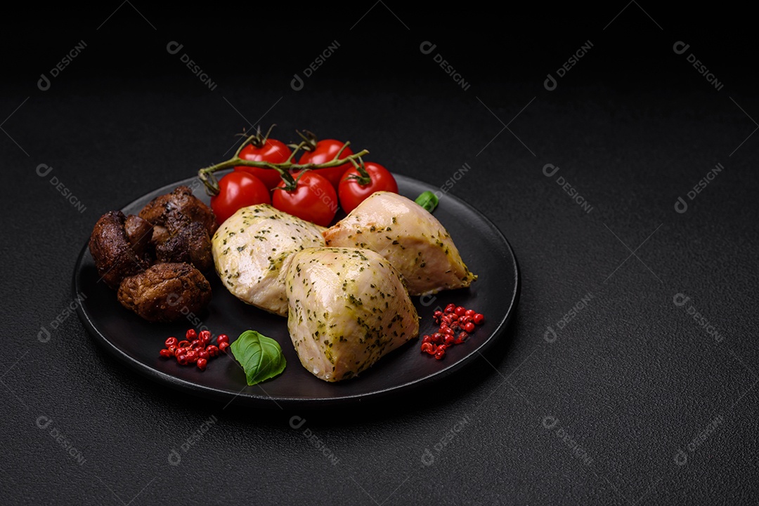 Deliciosos legumes grelhados, abobrinha, berinjela, pimentão e cogumelos com sal, especiarias e ervas sobre um fundo escuro de concreto