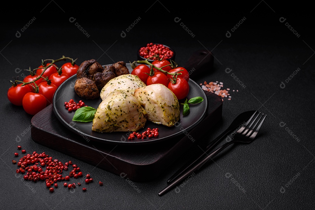 Deliciosos legumes grelhados, abobrinha, berinjela, pimentão e cogumelos com sal, especiarias e ervas sobre um fundo escuro de concreto