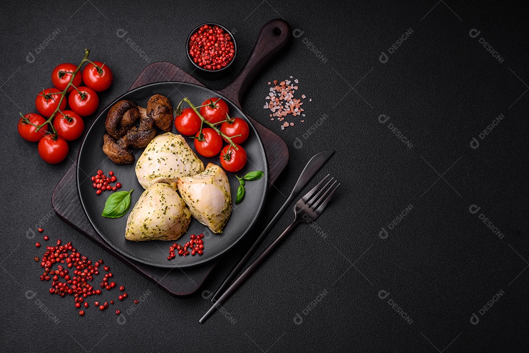 Deliciosos legumes grelhados, abobrinha, berinjela, pimentão e cogumelos com sal, especiarias e ervas sobre um fundo escuro de concreto