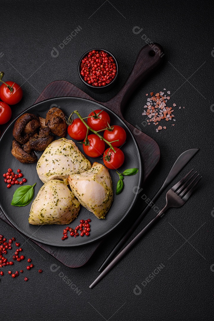 Deliciosos legumes grelhados, abobrinha, berinjela, pimentão e cogumelos com sal, especiarias e ervas sobre um fundo escuro de concreto